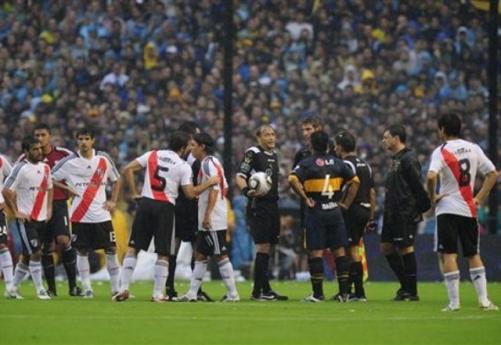Süper derbi yarıda kaldı!