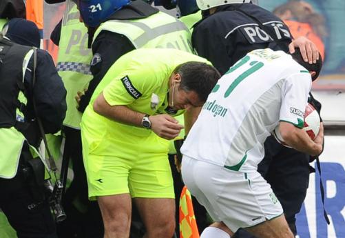 Maçın yan hakemi yaralandı!