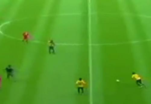 7-2'lik maçta orta sahadan gol (VİDEO)