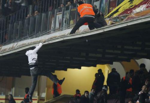 Taraftar tribünden düştü! (VİDEO)